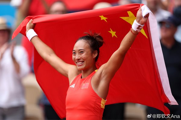 招财猫配资 宽肩粗腿小麦肤色引领时尚，奢侈品牌已经找上郑钦文